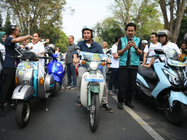 West Java Festival 2024: Bey Machmudin dan Tokoh Masyarakat Konvoi Motor Listrik