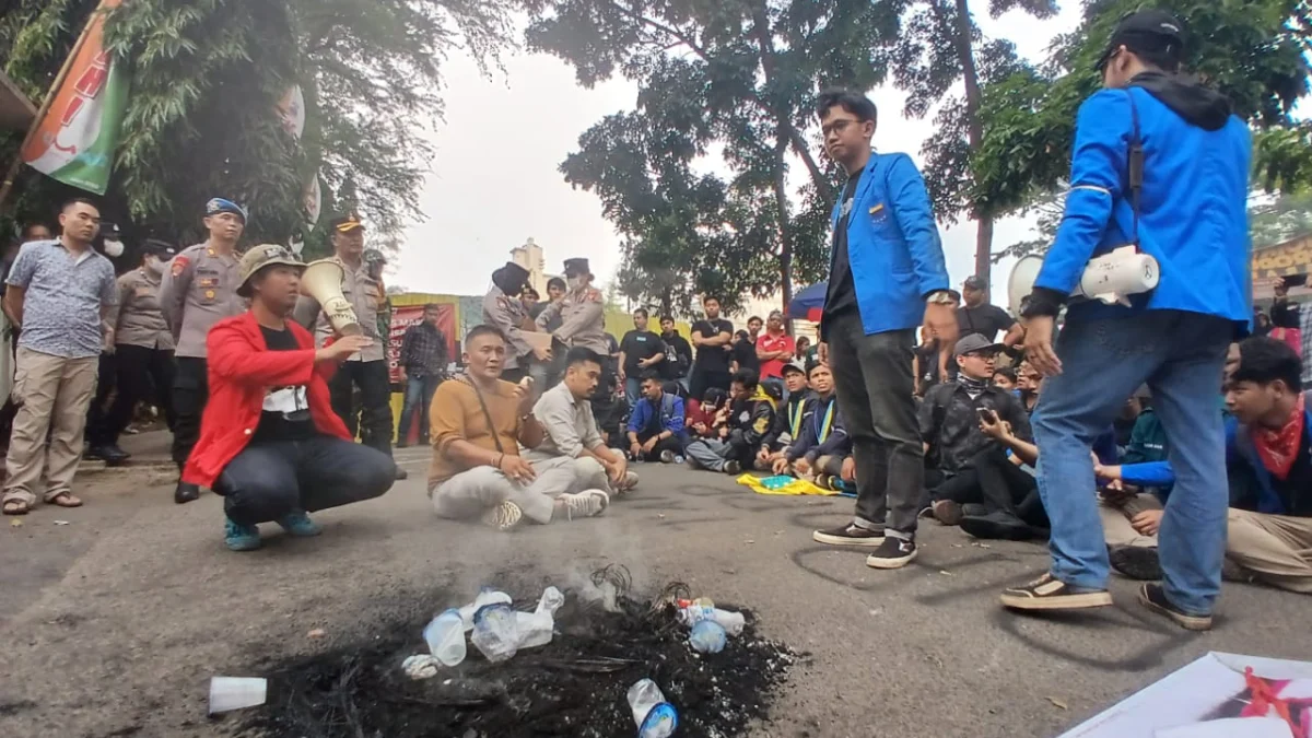 Perwakilan DPRD Kota Cimahi saat Berdiskusi dengan para Demonstran dari Gerakan Mahasiswa Cimahi (GMC). (Mong/Jabar Ekspres)