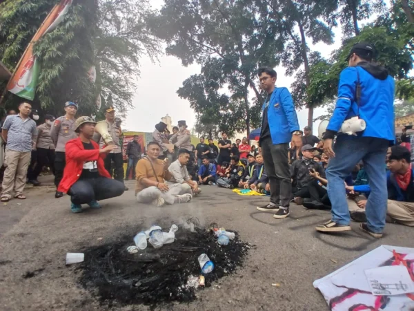 Perwakilan DPRD Kota Cimahi saat Berdiskusi dengan para Demonstran dari Gerakan Mahasiswa Cimahi (GMC). (Mong/Jabar Ekspres)