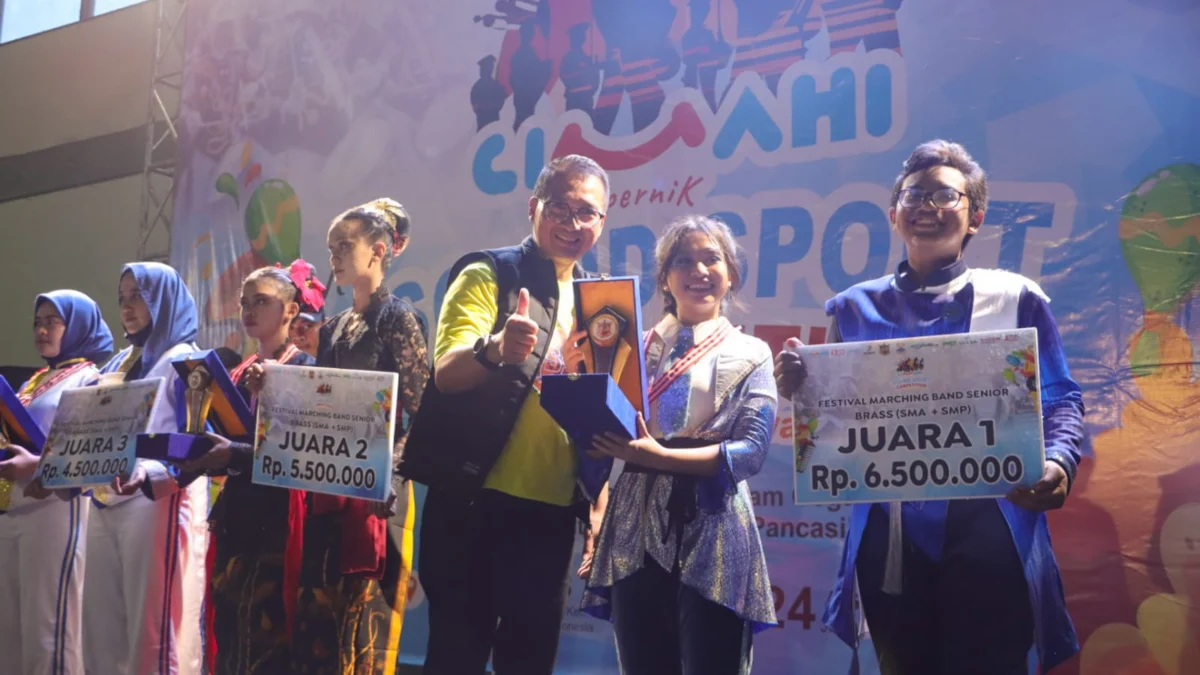 Doc. Pj Sekretaris Daerah (Sekda) Kota Cimahi, Budi Raharja saat Bersama Sejumlah juara dalam Event Sound Sport Competition (mong)