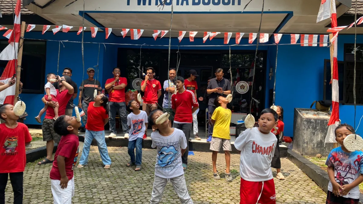 Sejumlah anak-anak saat mengikuti beragam perlombaan memeriahkan HUT ke-79 RI di PWI Kota Bogor. (Yudha Prananda / Jabar Ekspres)