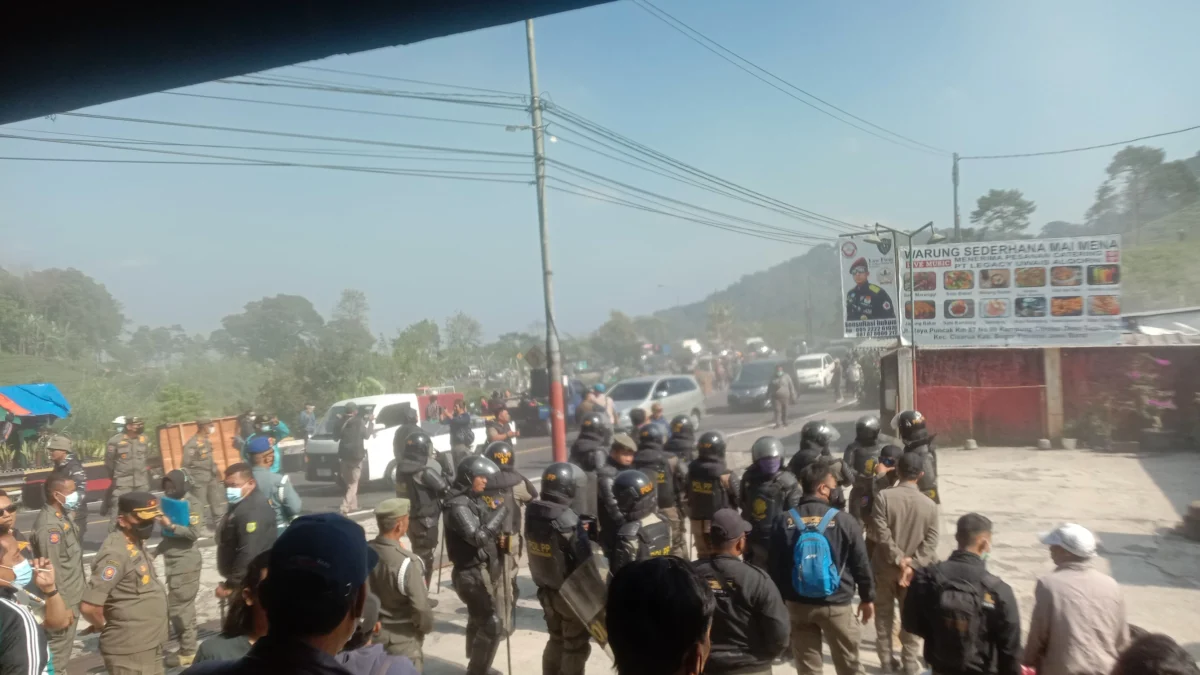 Suasana penertiban bangunan liar di Kawasan Puncak, Bogor, Jawa Barat, Senin (26/8). (Zulkifli Darojatun /Jabar Ekspres)