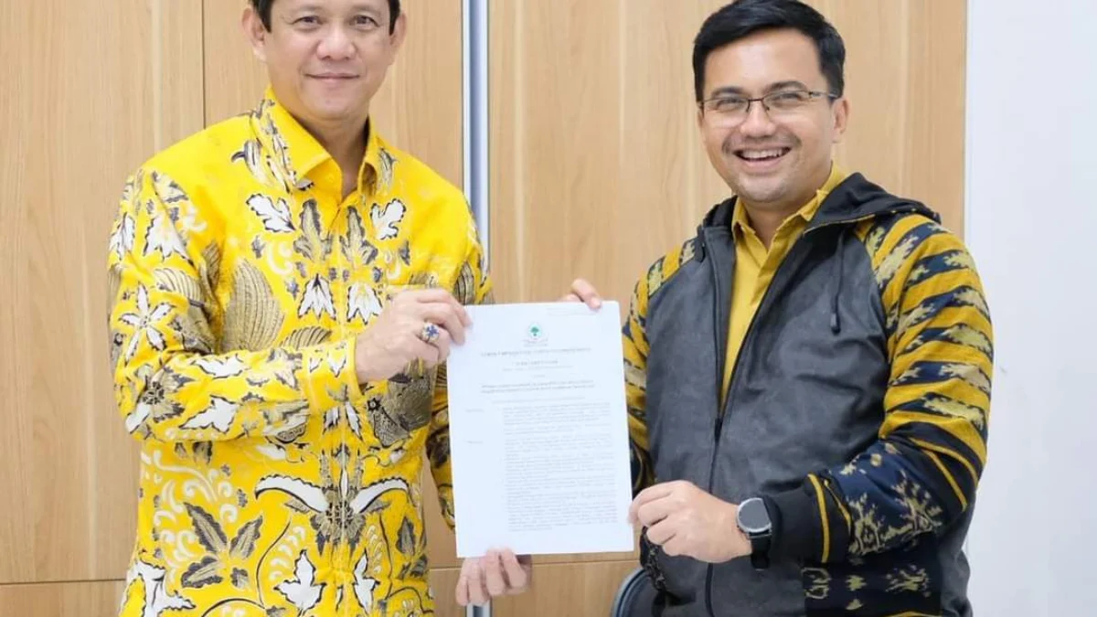 Sekretaris DPD Golkar Jawa Barat, Iswara saat memberikan surat rekomendasi B1-KWK kepada Calon Bupati Bandung Sahrul Gunawan. Foto Istimewa