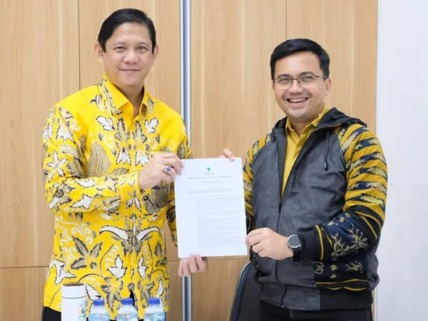 Sekretaris DPD Golkar Jawa Barat, Iswara saat memberikan surat rekomendasi B1-KWK kepada Calon Bupati Bandung Sahrul Gunawan. Foto Istimewa