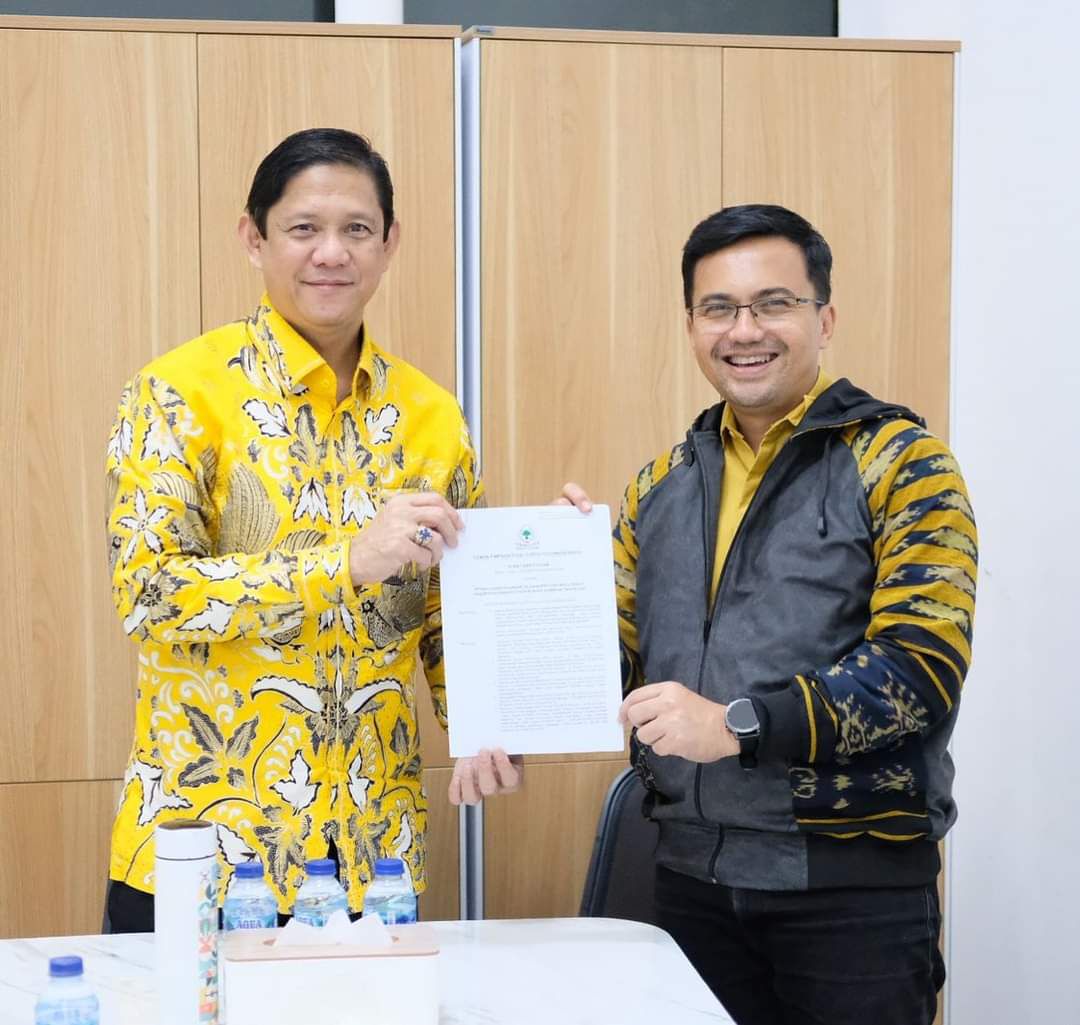 Sekretaris DPD Golkar Jawa Barat, Iswara saat memberikan surat rekomendasi B1-KWK kepada Calon Bupati Bandung Sahrul Gunawan. Foto Istimewa