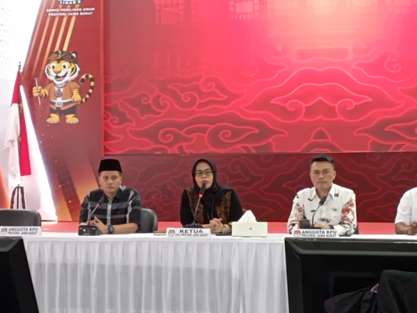 Dok. Ketua KPU Jabar, Ummi Wahyuni saat konferensi pers persiapan tahapan pendaftaran calon kepala daerah. Senin (26/8). (Sandi Nugraha/Jabar Ekspres)