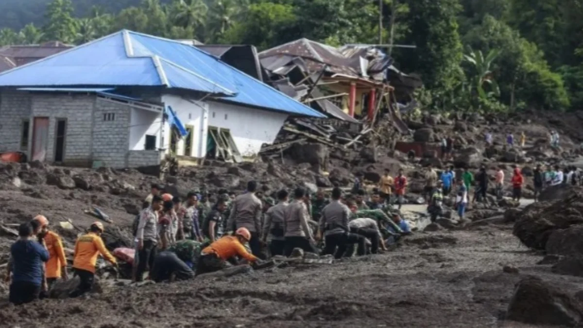 Sejumlah petugas SAR gabungan lakukan pencarian korban yang tertimbun lumpur akibat banjir bandang di Ternate. (foto/ANTARA)