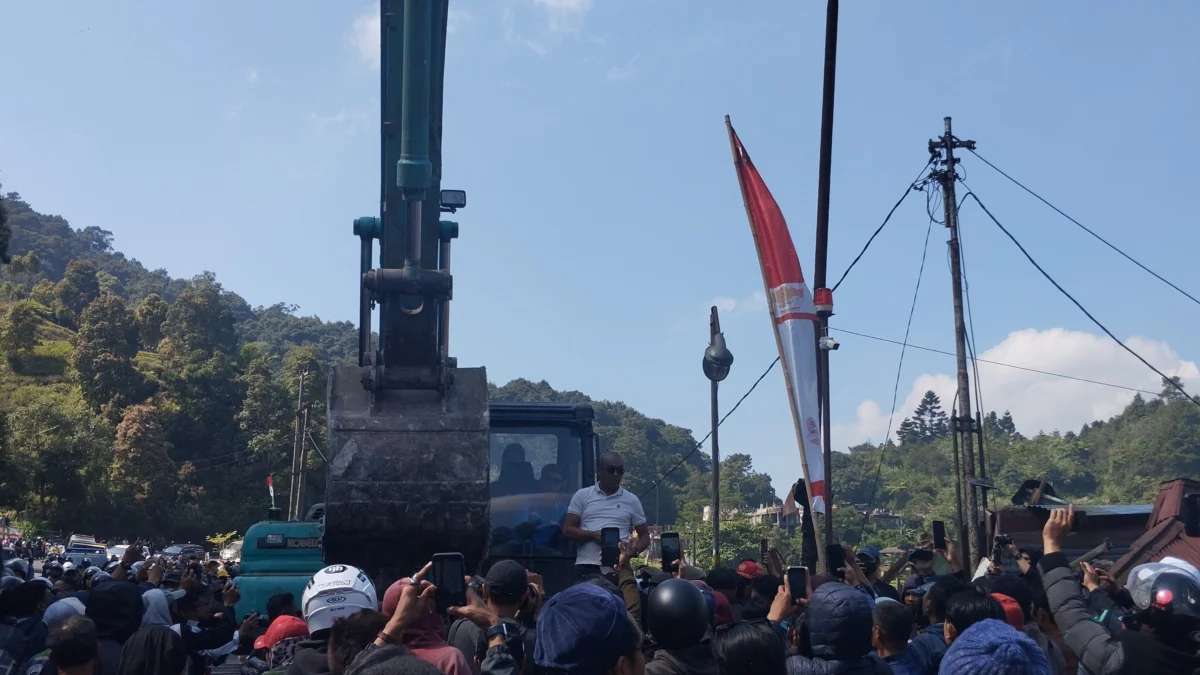 Pedagang dan warga hadang alat berat minta Asep Stoberi dibongkar. Foto : Istimewa