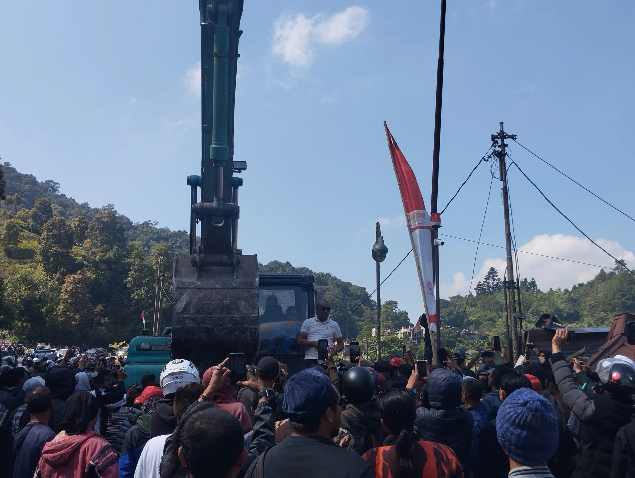 Pedagang dan warga hadang alat berat minta Asep Stoberi dibongkar. Foto : Istimewa