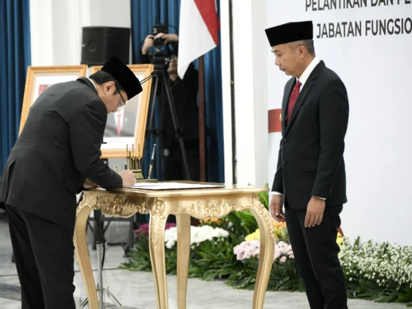 Penjabat Gubernur Jabar Bey Machmudin melantik Hening Widyatmoko sebagai Pustakawan Ahli Utama di Aula Barat Gedung Sate, Kota Bandung, Senin (26/8/2024)/ Dok. Humas Jabar