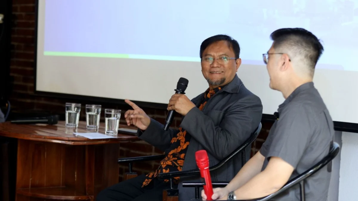 (Dari kiri ke kanan) Kepala Laboratorium Teknologi Polimer dan Membran, Institut Teknologi Bandung (ITB), Ir. Akhmad Zainal Abidin, M.Sc. Ph.D dan Dokter Spesialis Penyakit Dalam, Spesialis Metabolisme dan Endokrinologi Dr. dr. Laurentius Aswin Pramono, M.Epid, SpPD-KEMD, saat memberikan pemaparan dalam Konferensi Pers Hasil Riset Uji Keamanan dan Kualitas Air Minum dalam Kemasan (AMDK) di Bandung, Jawa Barat — hari ini, Senin, 26 Agustus 2024 di Bandung, Jawa Barat.