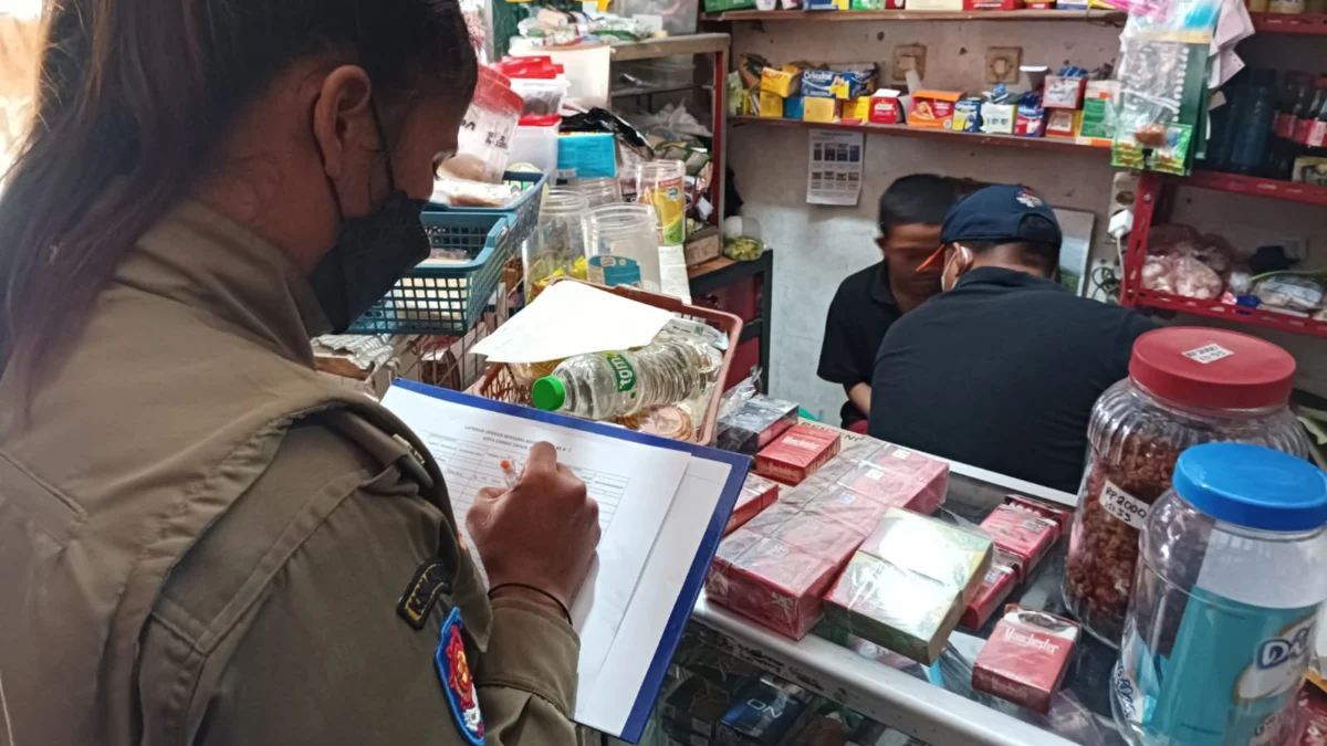 Doc. Petugas Satpol PP Kota Cimahi saat Razia Rokok Ilegal di Sejumlah Kios di Kota Cimahi (mong)