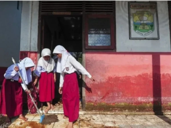 Sejumlah siswa SD membersihkan lumpur pasca banjir di Muaro Jambi. (foto/ANTARA)