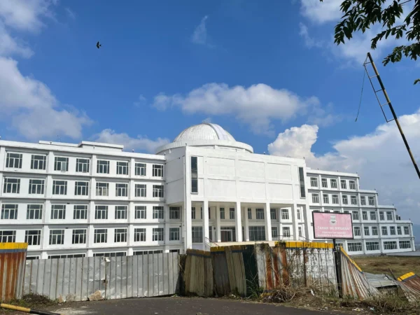 Gedung DPRD KBB yang baru di Jalan Raya Cijamil-Cisarua, Desa Mekarsari, Kecamatan Ngamprah, terbengkalai. Selasa (27/8). Dok Jabar Ekspres