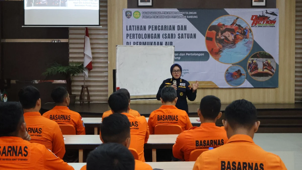 Anggota Basarnas Kantor SAR Bandung, saat diberikan materi identifikasi dan penanganan pertama saat menemukan jenazah oleh Tim DVI (Disaster Victim Identification) Biddokkes Polda Jabar.