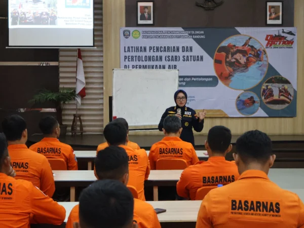 Anggota Basarnas Kantor SAR Bandung, saat diberikan materi identifikasi dan penanganan pertama saat menemukan jenazah oleh Tim DVI (Disaster Victim Identification) Biddokkes Polda Jabar.