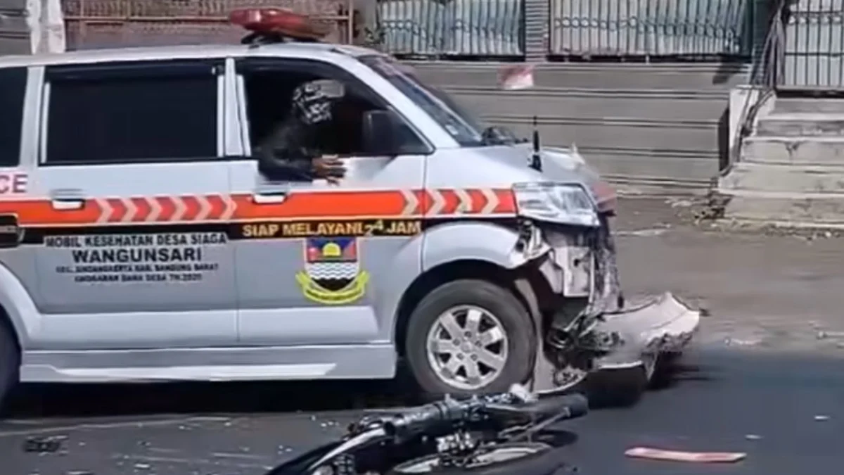 Mobil ambulans Desa Wangunsari, Kecamatan Lembang terlibat kecelakaan dengan kendaraan bermotor di Jalan Raya Batujajar. Selasa (27/8). Dok tangkapan layar video viral