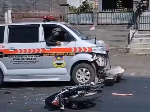 Mobil ambulans Desa Wangunsari, Kecamatan Lembang terlibat kecelakaan dengan kendaraan bermotor di Jalan Raya Batujajar. Selasa (27/8). Dok tangkapan layar video viral