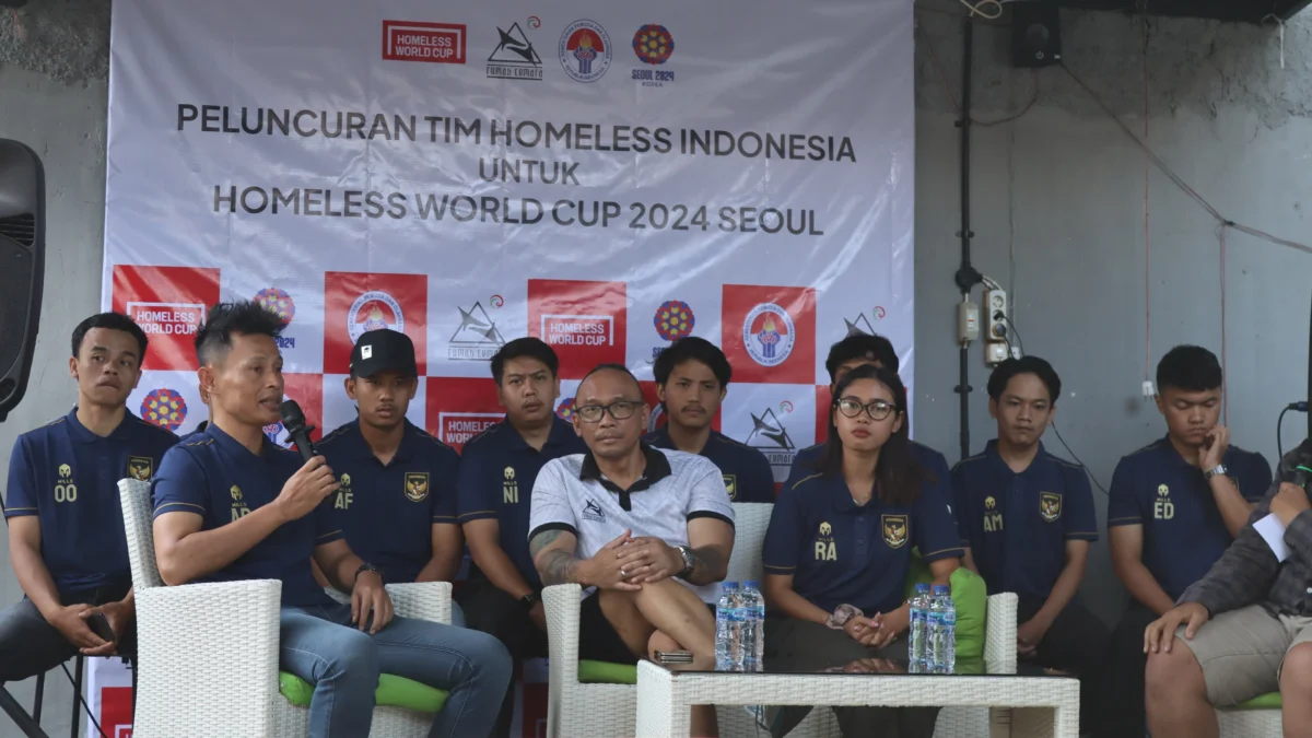 Momen peluncuran Tim Homeless Indonesia. Delapan orang bakal terbang ke Korea Selatan untuk berlaga dalam Homeless World Cup 2024 mendatang. (Nizar/Jabar Ekspres)