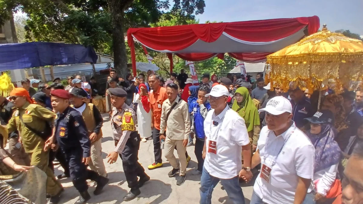 Doc. Ribuan Warga Mengiringi Pasangan Calon Wali Kota dan Wakil Wali Kota Cimahi di Kantor KPU Kota Cimahi (mong)