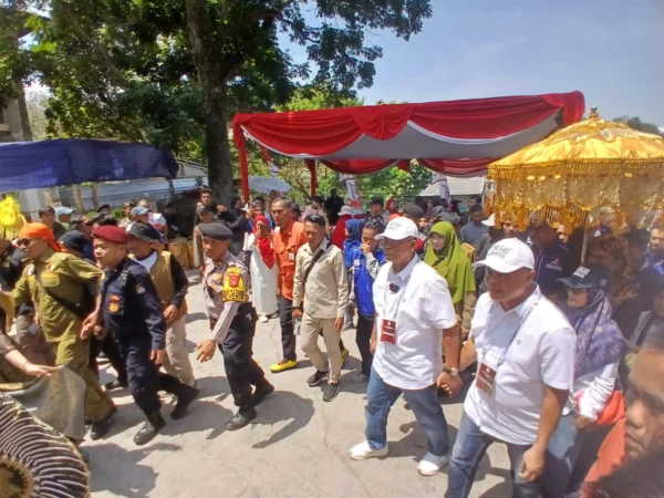 Doc. Ribuan Warga Mengiringi Pasangan Calon Wali Kota dan Wakil Wali Kota Cimahi di Kantor KPU Kota Cimahi (mong)