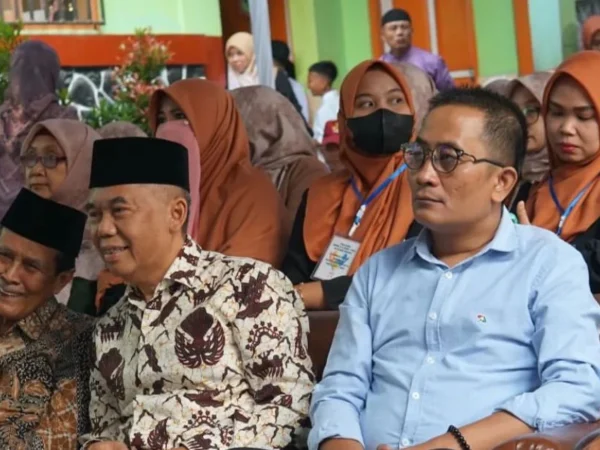 Asep Ismail (tengah), dan politikus dari Partai Amanat Nasional (PAN) KBB, Dona Hernawan (kanan). Dok instagram (h.asepismail)