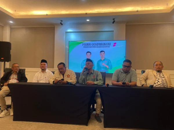 Press conference persiapan deklarasi pasangan Dadang Supriatna dan Ali Syakieb di Hotel Sutan Raja, Soreang, Kabupaten Bandung, Rabu (28/8). (Agi/Jabar Ekspres)