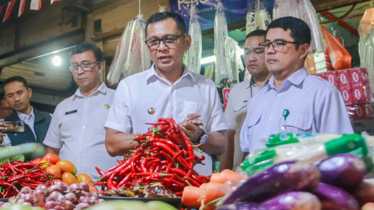 Pj Wali Kota Bogor, Hery Antasari bersama jajaran saat melakukan sidak di Pasar Kebon Kembang, Rabu (28/8). (Yudha Prananda / Jabar Ekspres)