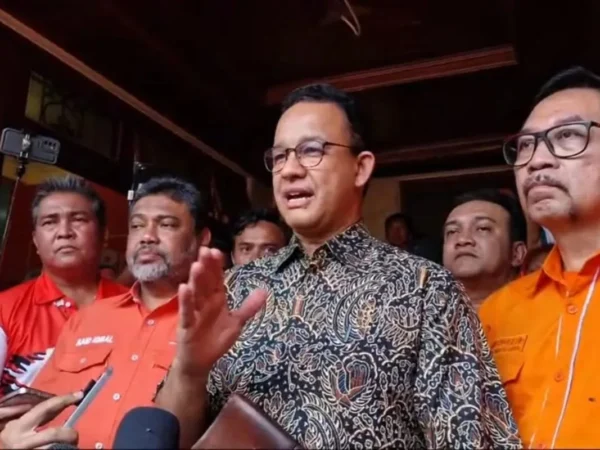 Mantan Gubernur DKI Jakarta Anies Baswedan (kedua kanan) bersama Presiden Partai Buruh Said Iqbal (ketiga kiri) seusai silaturahmi di Kantor Pusat Pemenangan Partai Buruh di Jakarta, Minggu (25/8/2024). (ANTARA)