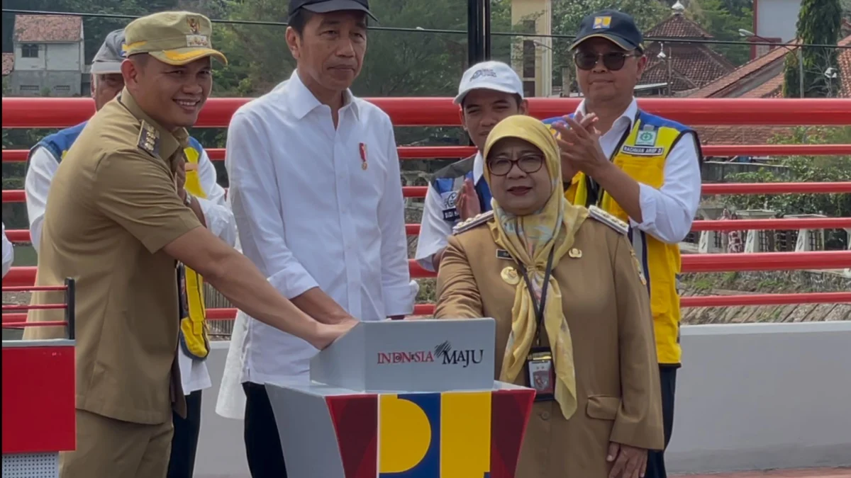 Presiden Jokowi bersama Pj Wali Kota Banjar Ida Wahida Hidayati menekan tombol sirine sebagai bentuk diresmikannya jembatan Callender Hamilton dan 22 ruas jalan inpres di wilayah Jawa Barat, di Jembatan Parungsari Kota Banjar, Kamis 29 Agustus 2024. (Cecep Herdi/Jabar Ekspres)