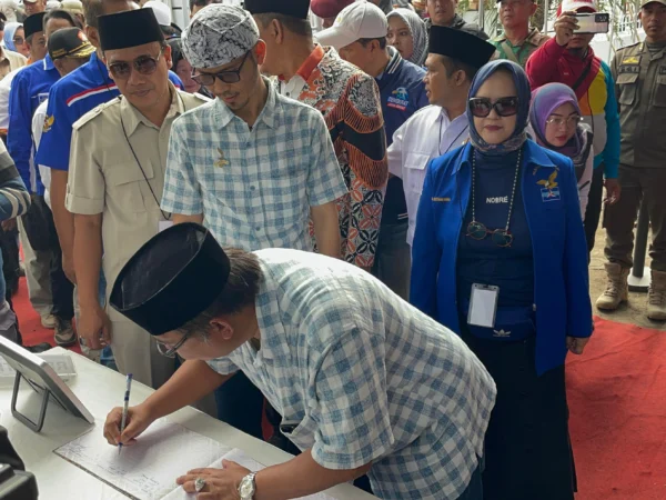 Bambang Hidayah dan Dani Danial Muhklis saat mendaftar calon wali kota Banjar ke KPU Banjar, Kamis 29 Agustus 2024. (Cecep Herdi/Jabar Ekspres)