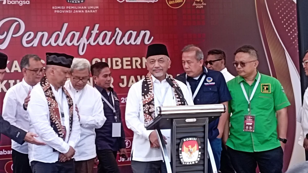 Dok. Calon Gubernur Jaba, Ahmad Syaikhu (tenagh) usai mendaftar ke KPU. Kamis (29/8). Foto. Sandi Nugraha.