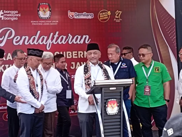 Dok. Calon Gubernur Jaba, Ahmad Syaikhu (tenagh) usai mendaftar ke KPU. Kamis (29/8). Foto. Sandi Nugraha.