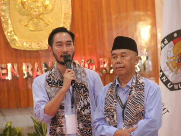 Bakal calon bupati dan wakil bupati Bandung Barat, Jeje Govinda dan Asep Ismail saat mendaftar ke KPU KBB. Kamis (29/8). Dok Jabar Ekspres