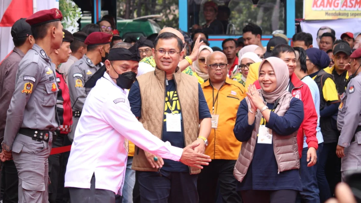 Arfi Rafnialdi dan Yena Ma'soem saat mendaftar ke Kantor KPU Kota Bandung, Rabu (29/8).