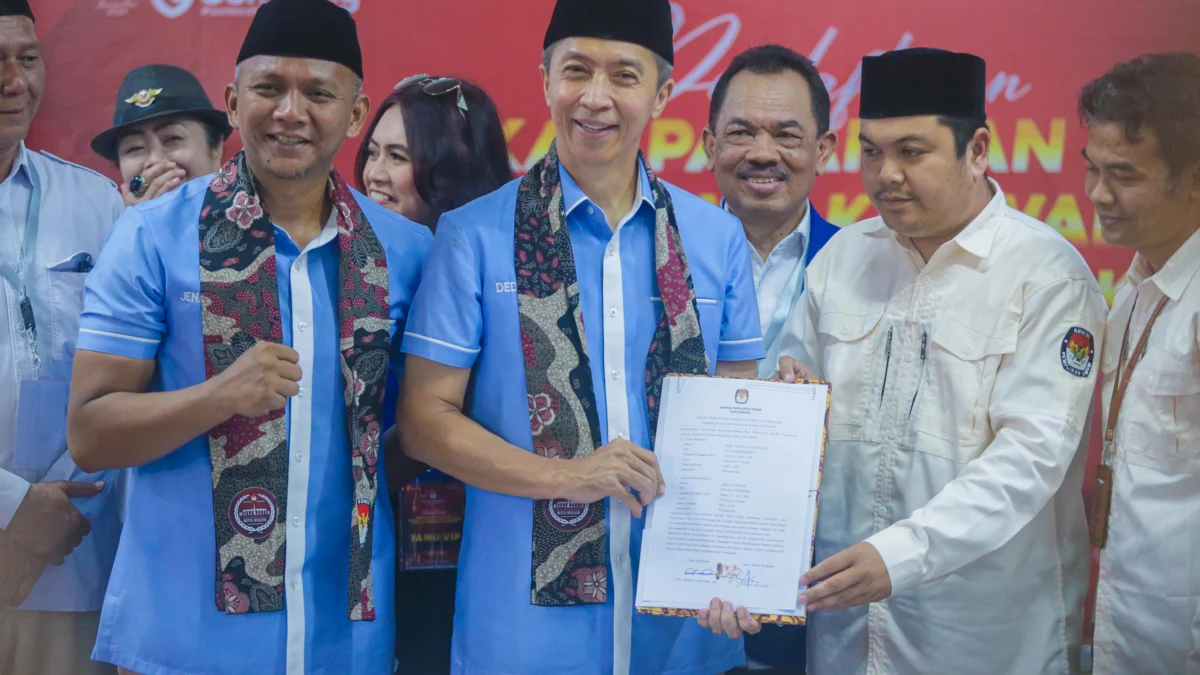 Calon Wali Kota dan Wakil Wali Kota Bogor, Dedie Rachim-Jenal Mutaqin saat mendaftar ke KPU Kota Bogor, Kamis (29/8). (Yudha Prananda / Jabar Ekspres)