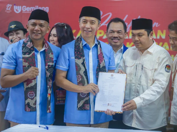 Calon Wali Kota dan Wakil Wali Kota Bogor, Dedie Rachim-Jenal Mutaqin saat mendaftar ke KPU Kota Bogor, Kamis (29/8). (Yudha Prananda / Jabar Ekspres)