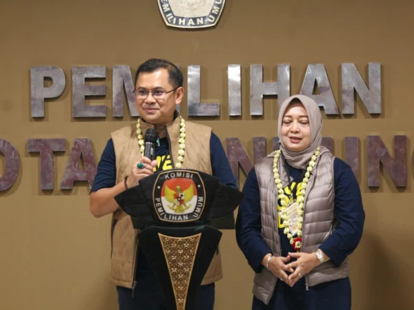 Arfi dan Yena mendaftar ke KPU Kota Bandung/