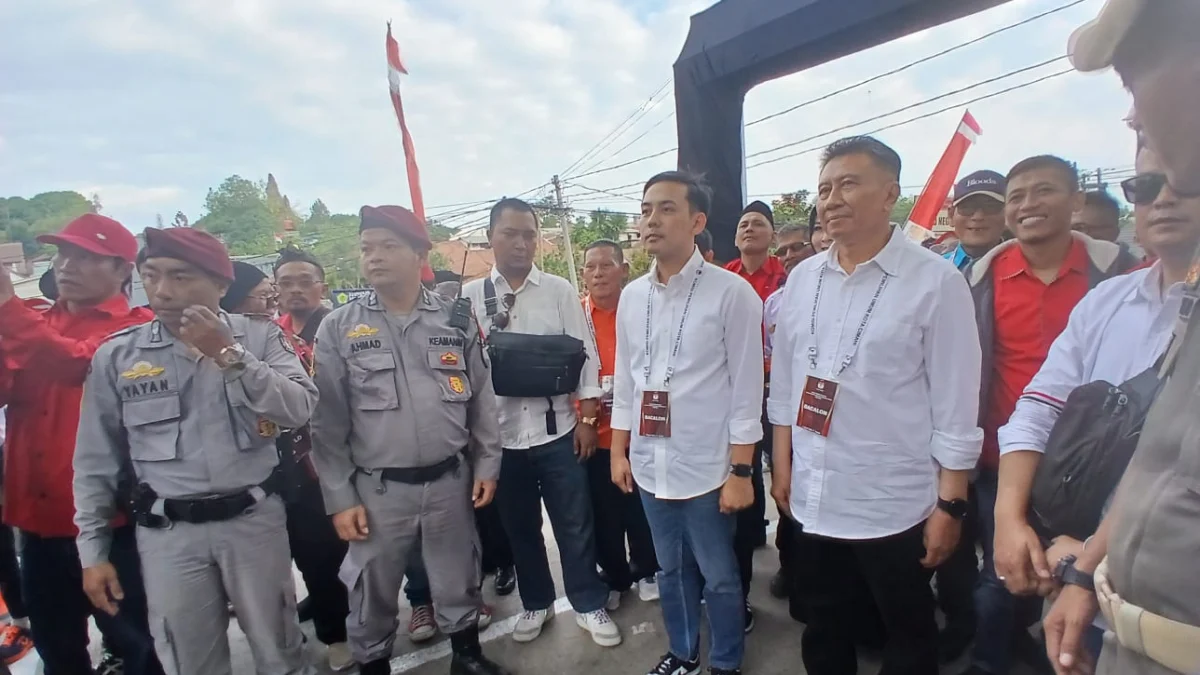 Doc. Pasangan Bacalon Wali Kota dan Wakil Wali Kota Cimahi, Bilal-Mulyana saat Tiba di Kantor KPU Kota Cimahi untuk Mendaftar (mong)