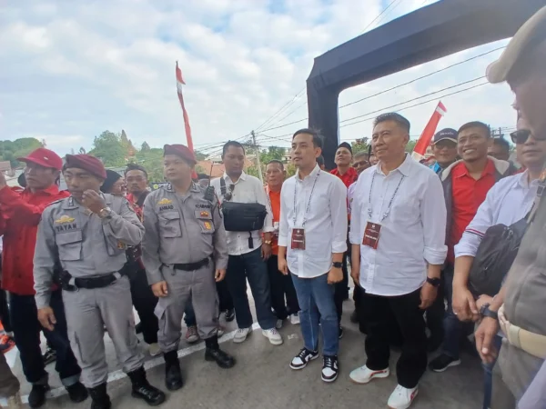 Doc. Pasangan Bacalon Wali Kota dan Wakil Wali Kota Cimahi, Bilal-Mulyana saat Tiba di Kantor KPU Kota Cimahi untuk Mendaftar (mong)