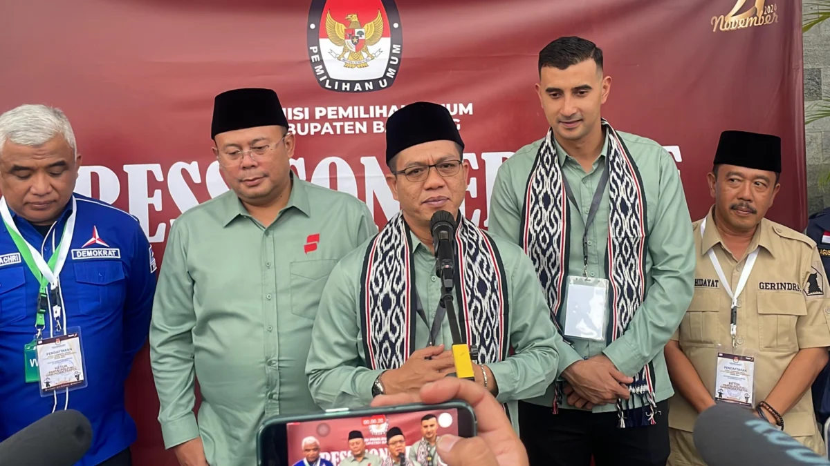 Pasangan Calon Bupati dan Wakil Bupati Bandung Dadang-Ali saat ditanyai oleh awak media usai mendaftar di KPU Kabupaten Bandung, Kamis (29/8). Foto Agi