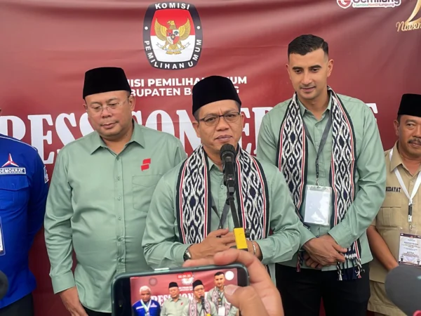 Pasangan Calon Bupati dan Wakil Bupati Bandung Dadang-Ali saat ditanyai oleh awak media usai mendaftar di KPU Kabupaten Bandung, Kamis (29/8). Foto Agi