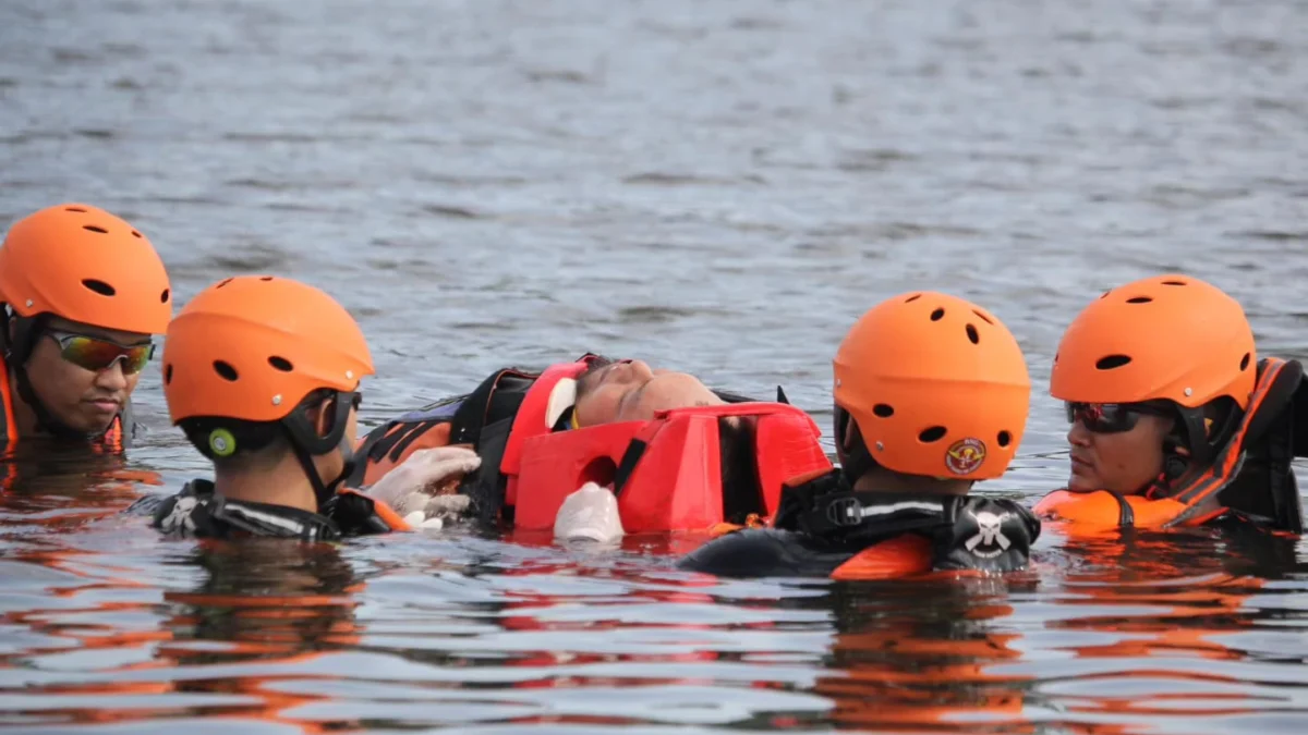 Tim Bravo dan Alpha Kantor SAR Bandung saat melakukan proses penyelamatan korban terjatuh dari perahu di Situ Cileunca, Kecamatan Pangalengan, Kabupaten Bandung.