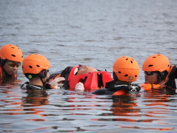 Tim Bravo dan Alpha Kantor SAR Bandung saat melakukan proses penyelamatan korban terjatuh dari perahu di Situ Cileunca, Kecamatan Pangalengan, Kabupaten Bandung.