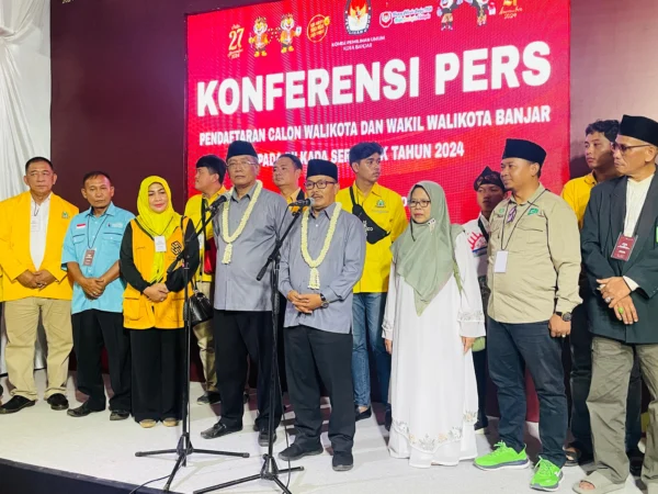 Paslon Sudarsono dan Supriana yang diusung Partai Golkar dan PKB mendaftar ke KPU Banjar pada Kamis 29 Agustus 2024 malam. (Cecep Herdi/Jabar Ekspres)