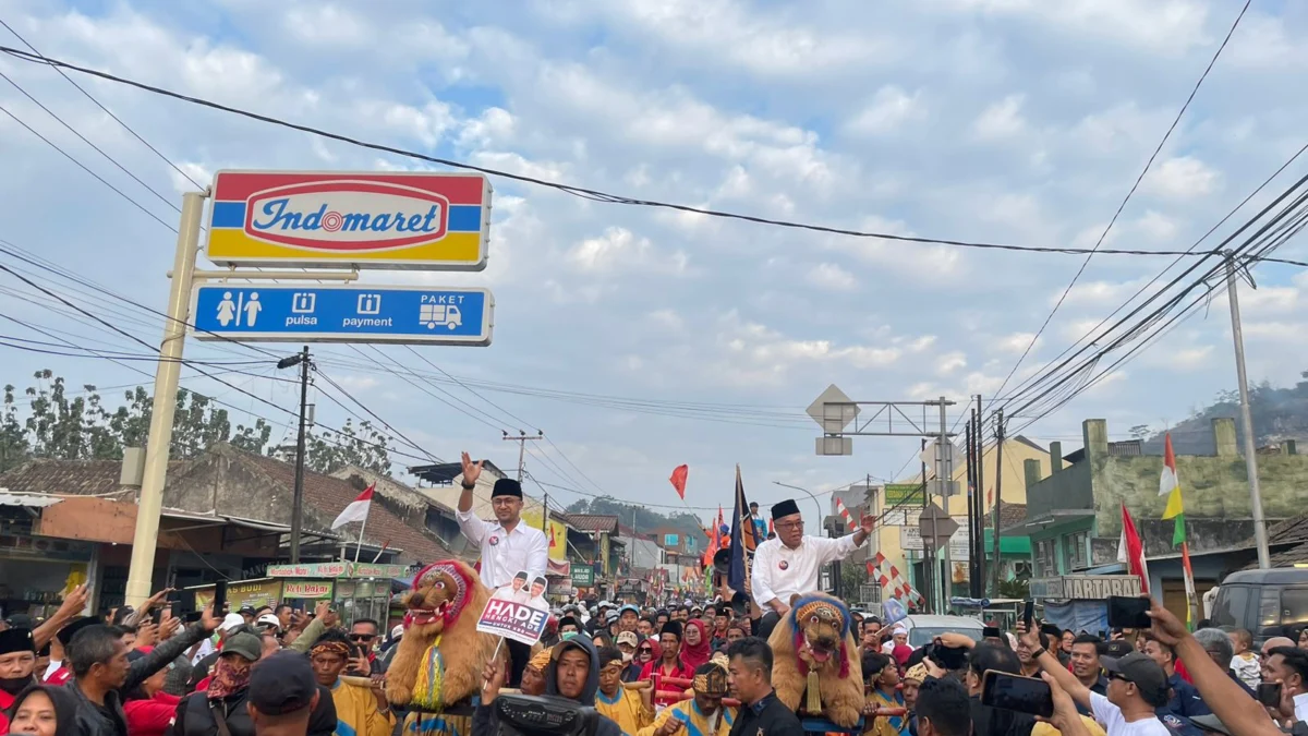 Pasangan HADE menunggangi Singa Depok saat hendak mendaftar Pilkada ke KPU Bandung Barat. Kamis (29/8). Dok Jabar Ekspres