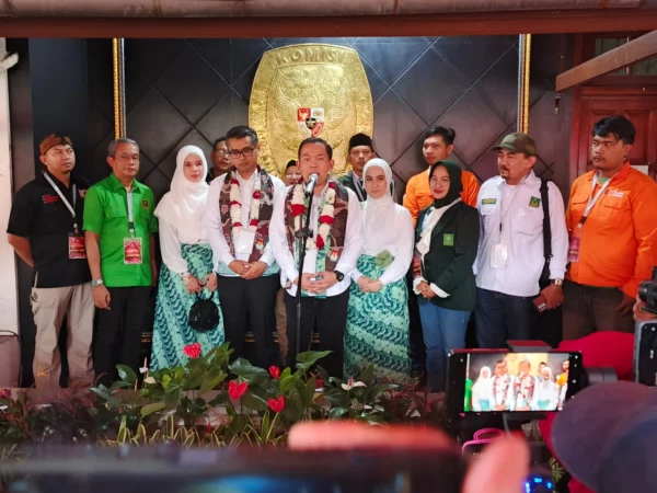 Calon Wali Kota dan Wakil Wali Kota Bogor, Raendi Reyendra dan Eka Maulana usai mendaftar ke KPU Kota Bogor, Kamis (29/8). (Yudha Prananda / Jabar Ekspres)