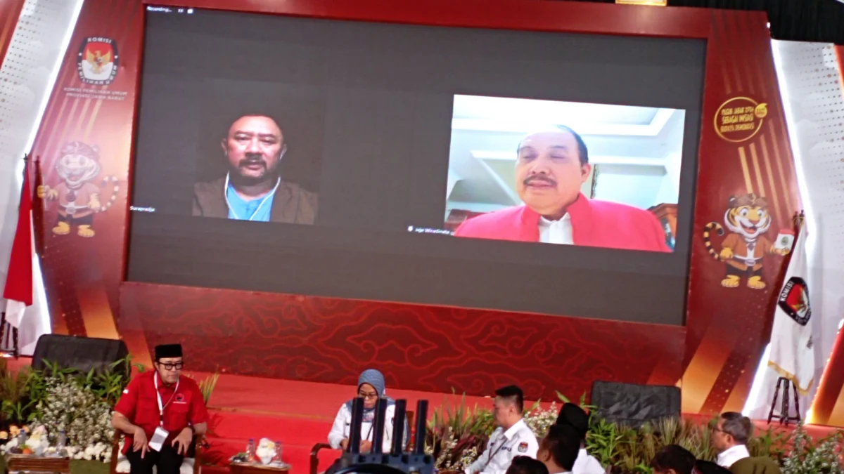 Dok. Pasangan Cagub dari PDIP, Jeje Wiradinata (kanan) - Ronal Surapradja (kiril). Kamis(29/8) malam. Foto. Sandi Nugraha.