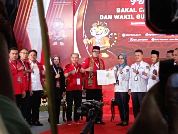 Dok. Ketua PDIP Jabar, Ono Surono saat daftarkan Kadernya Jeje Wiradinata - Ronal Surapradja sebagai pasangan calon Gubernur dan Wakil Gubernur Jabar Periode 2024-2029. Kamis (29/8) malam. Foto. Sandi Nugraha.