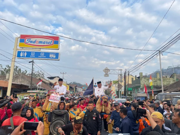 Pasangan HADE saat mendaftar Pilkada ke Kantor KPU Bandung Barat. Kamis (29/8). Dok Jabar Ekspres